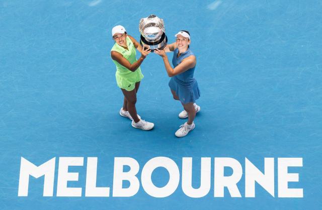 1769842811465039642.jpg (体育)(18)网球——澳网:张帅_梅尔滕斯夺得澳网女双冠军XxjpseC000151_20260131_PEPFN0A001.jpg